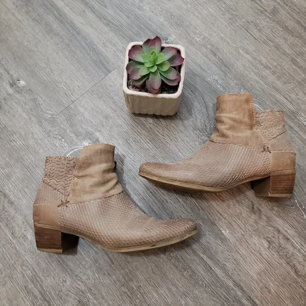 MJUS Textured Genuine Leather Ankle Booties Snake Skin Sz 39 - Picture 2 of 9